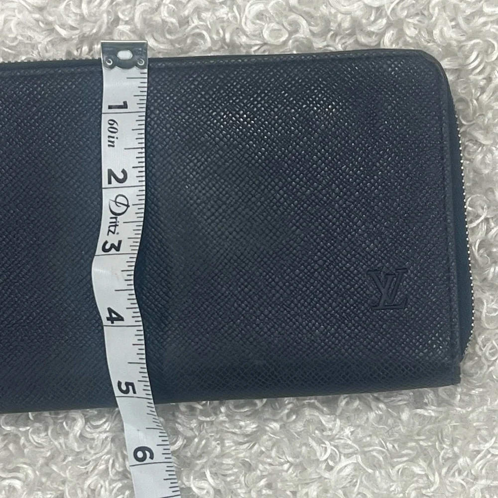 Louis Vuitton Women’s Zip Wallet - Picture 4 of 9